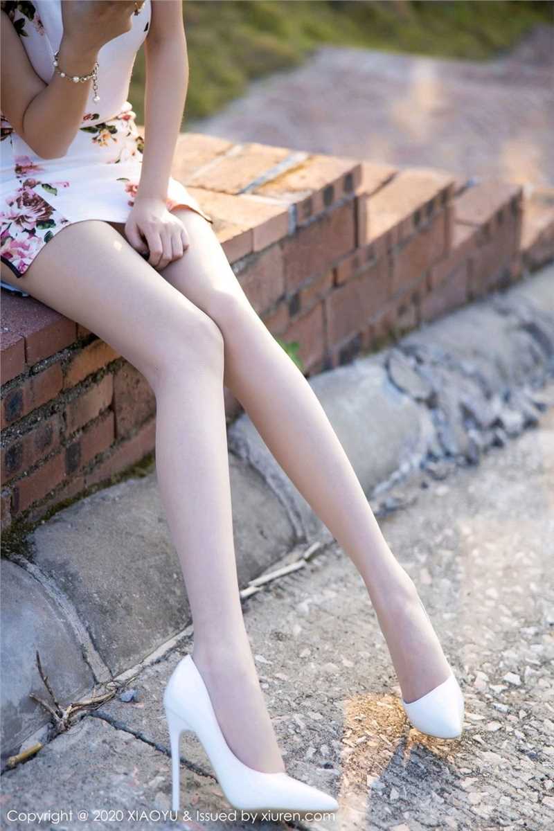 绝色小妖精杨晨晨魔鬼身材错落有致超短旗袍私房照