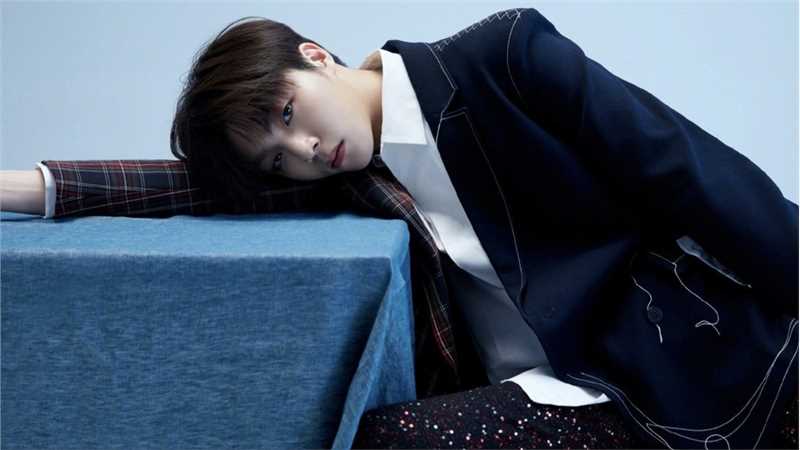 高清清秀帅哥陈立农粉色男孩时尚杂志图片图集