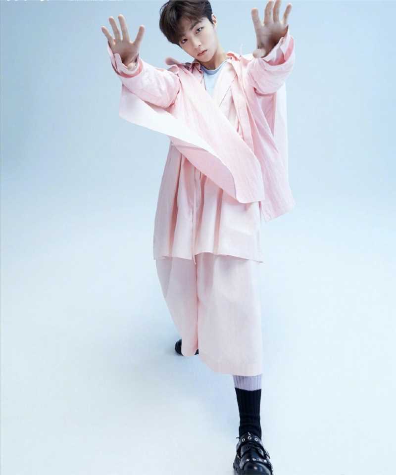 高清清秀帅哥陈立农粉色男孩时尚杂志图片图集