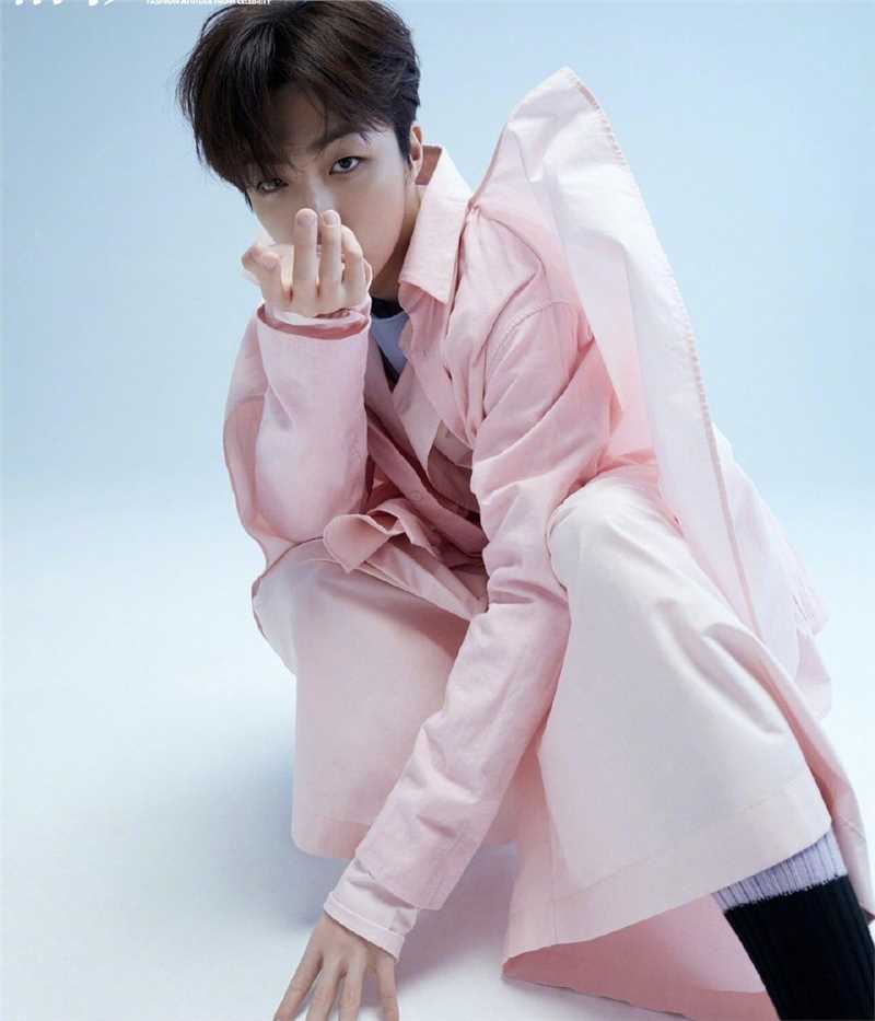 高清清秀帅哥陈立农粉色男孩时尚杂志图片图集