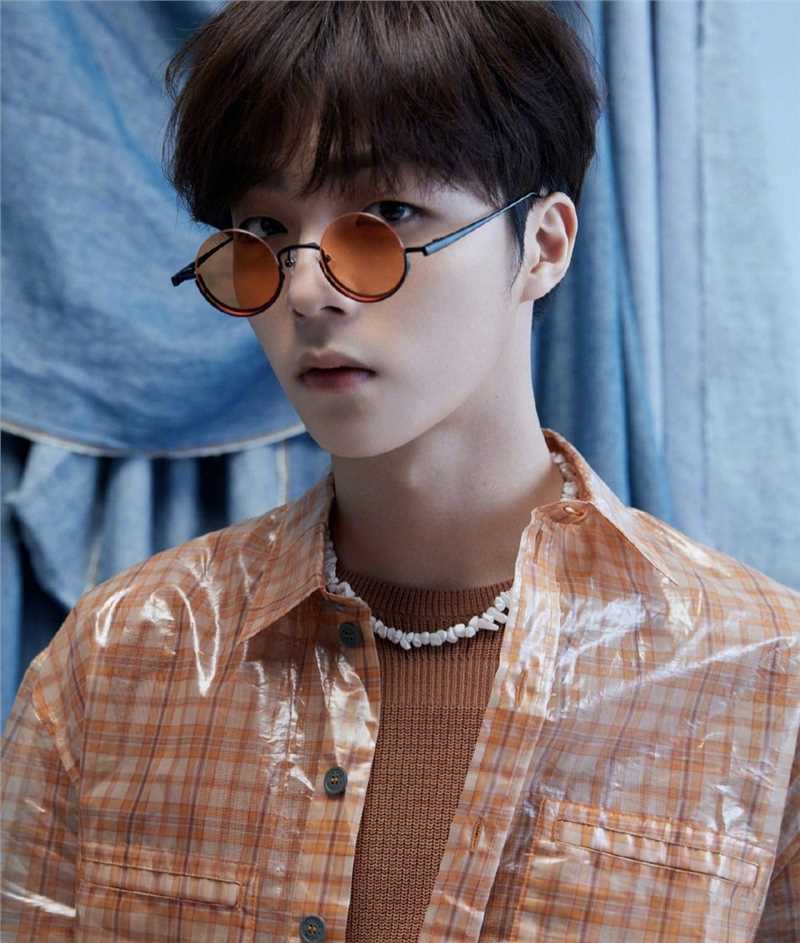 高清清秀帅哥陈立农粉色男孩时尚杂志图片图集