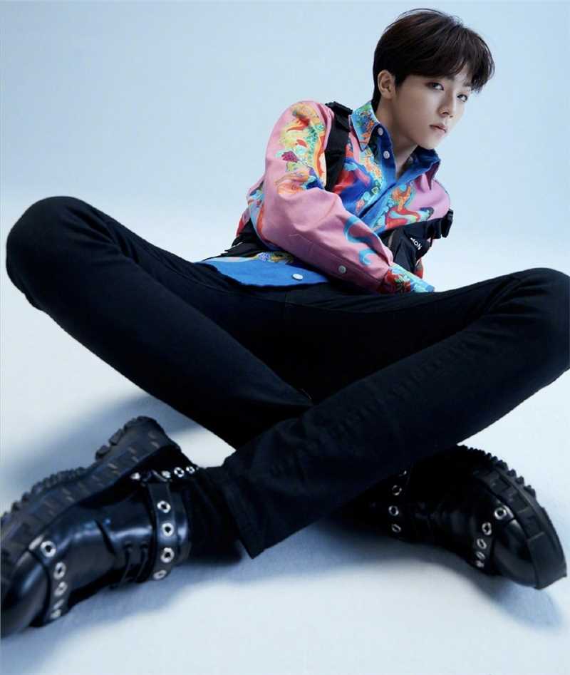 高清清秀帅哥陈立农粉色男孩时尚杂志图片图集