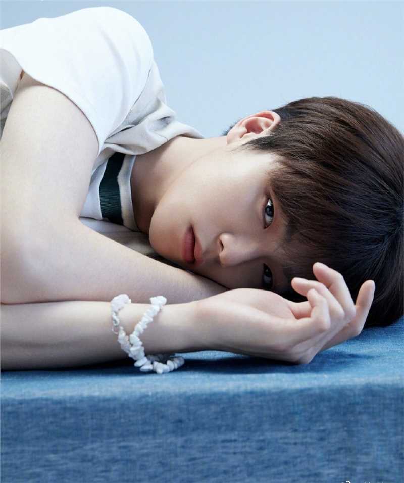 高清清秀帅哥陈立农粉色男孩时尚杂志图片图集