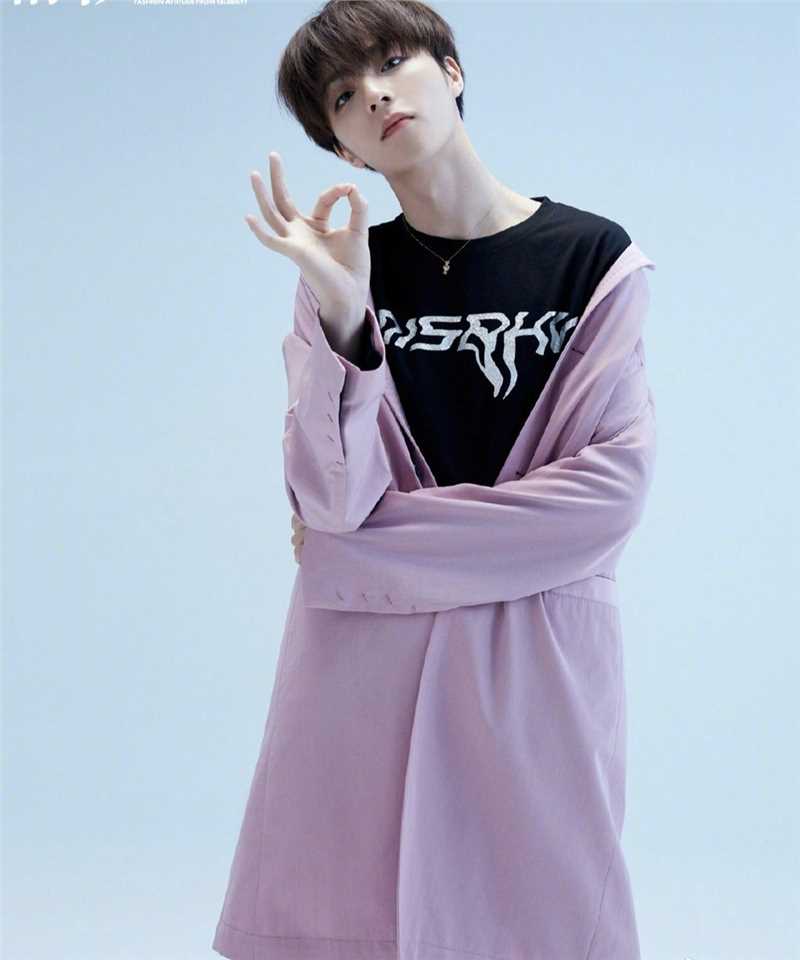 高清清秀帅哥陈立农粉色男孩时尚杂志图片图集