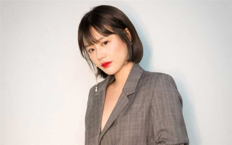 最新短发美女马思纯时尚西装格纹帅气图片壁纸