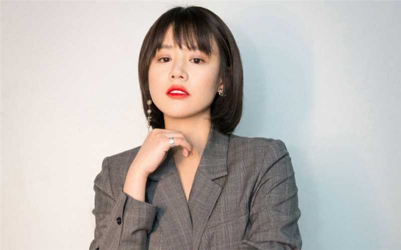 最新短发美女马思纯时尚西装格纹帅气图片壁纸