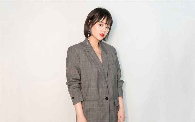 最新短发美女马思纯时尚西装格纹帅气图片壁纸