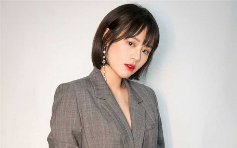 最新短发美女马思纯时尚西装格纹帅气图片壁纸