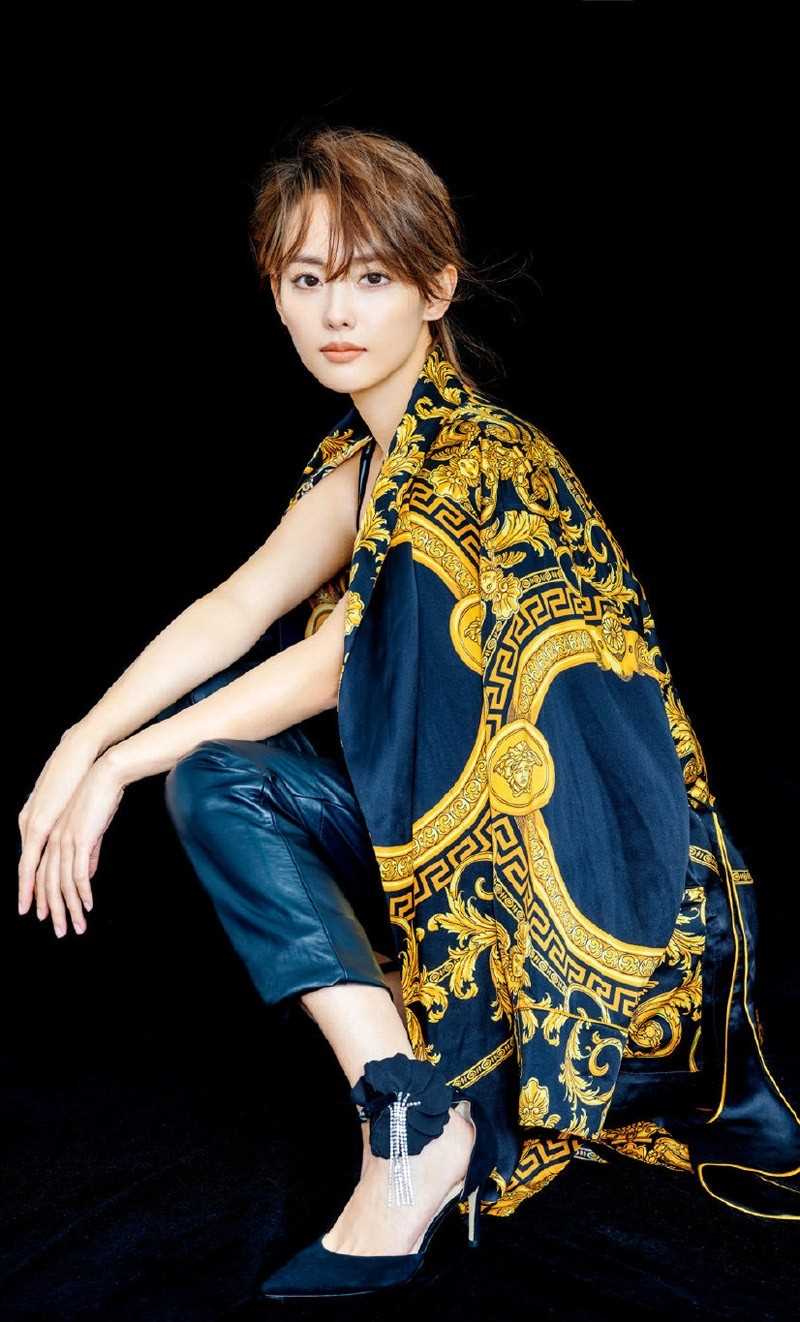 时尚美女张嘉倪养眼水灵成熟气质杂志图片