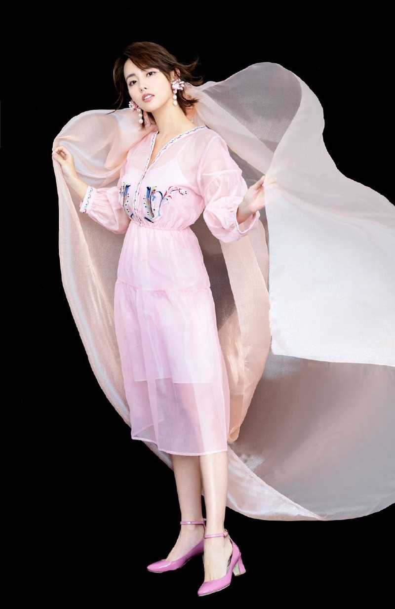 时尚美女张嘉倪养眼水灵成熟气质杂志图片