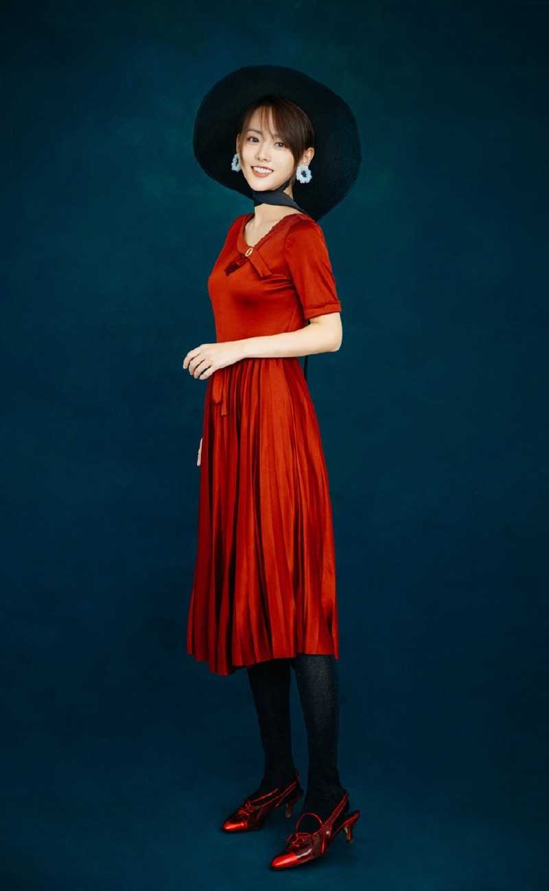 时尚美女张嘉倪养眼水灵成熟气质杂志图片