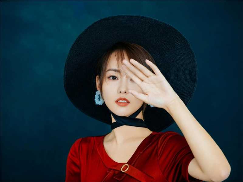 时尚美女张嘉倪养眼水灵成熟气质杂志图片