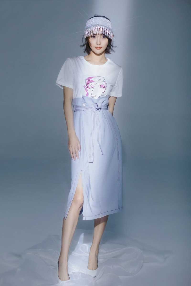 时尚美女张嘉倪养眼水灵成熟气质杂志图片