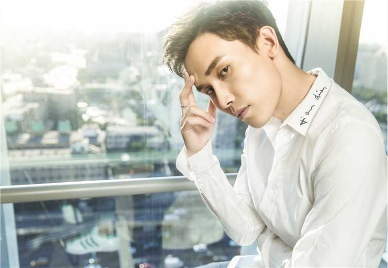 阳光帅哥吴承轩冬日时尚个人图片