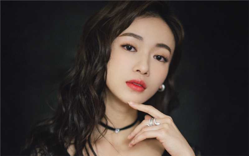 精选吴谨言黑色蕾丝裙波涛浪卷发性感撩人美照图册