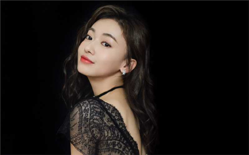 精选吴谨言黑色蕾丝裙波涛浪卷发性感撩人美照图册