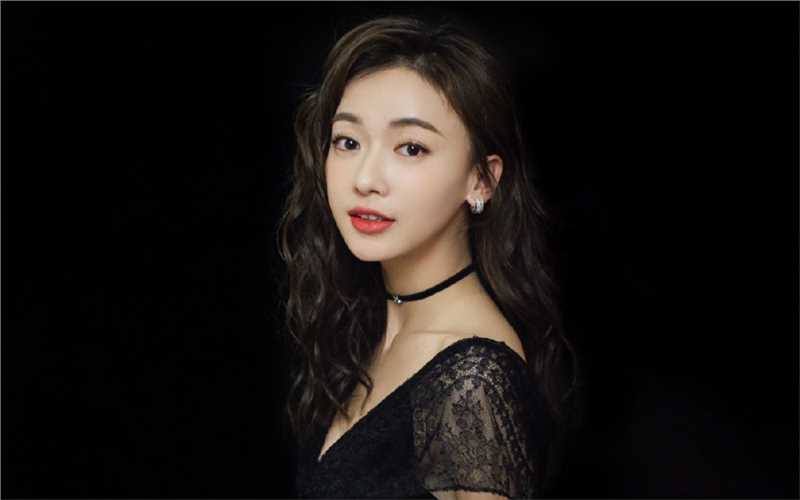 精选吴谨言黑色蕾丝裙波涛浪卷发性感撩人美照图册