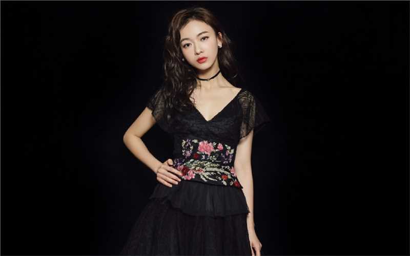 精选吴谨言黑色蕾丝裙波涛浪卷发性感撩人美照图册