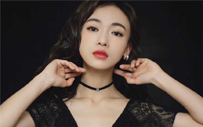 精选吴谨言黑色蕾丝裙波涛浪卷发性感撩人美照图册