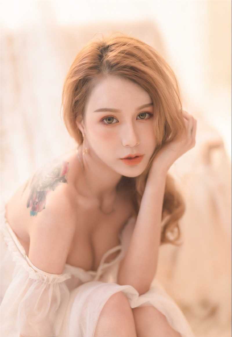 金发女郎白皙的瓜子脸酥胸半露极品大长腿性感