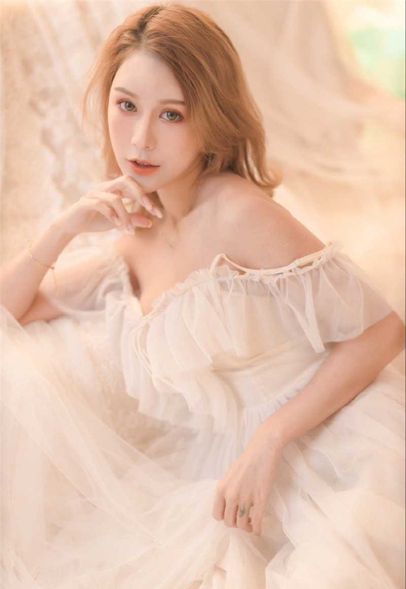 金发女郎白皙的瓜子脸酥胸半露极品大长腿性感