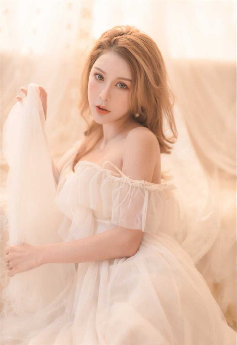 金发女郎白皙的瓜子脸酥胸半露极品大长腿性感