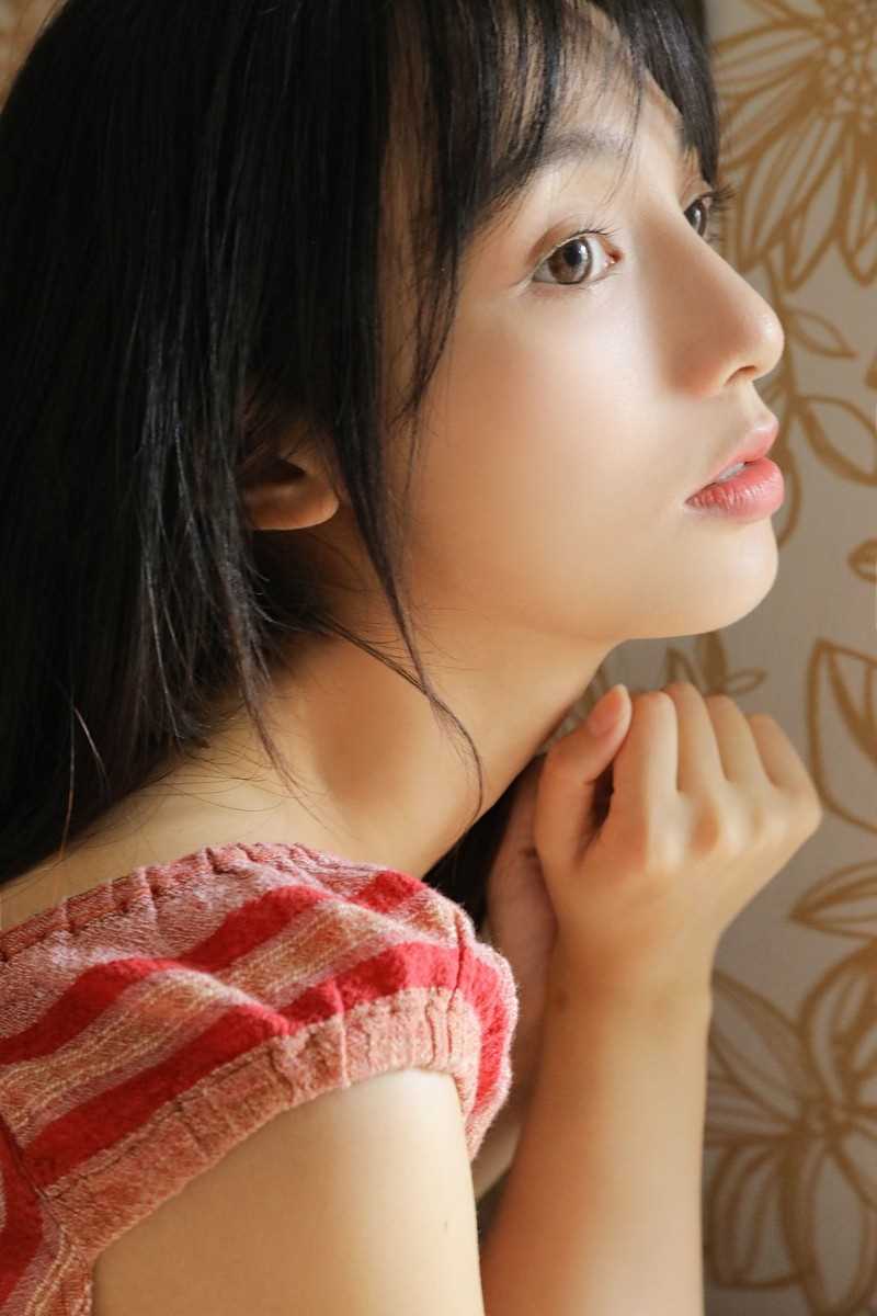 高清爱笑邻家女孩浓眉大眼素颜出镜气质清纯居家图集