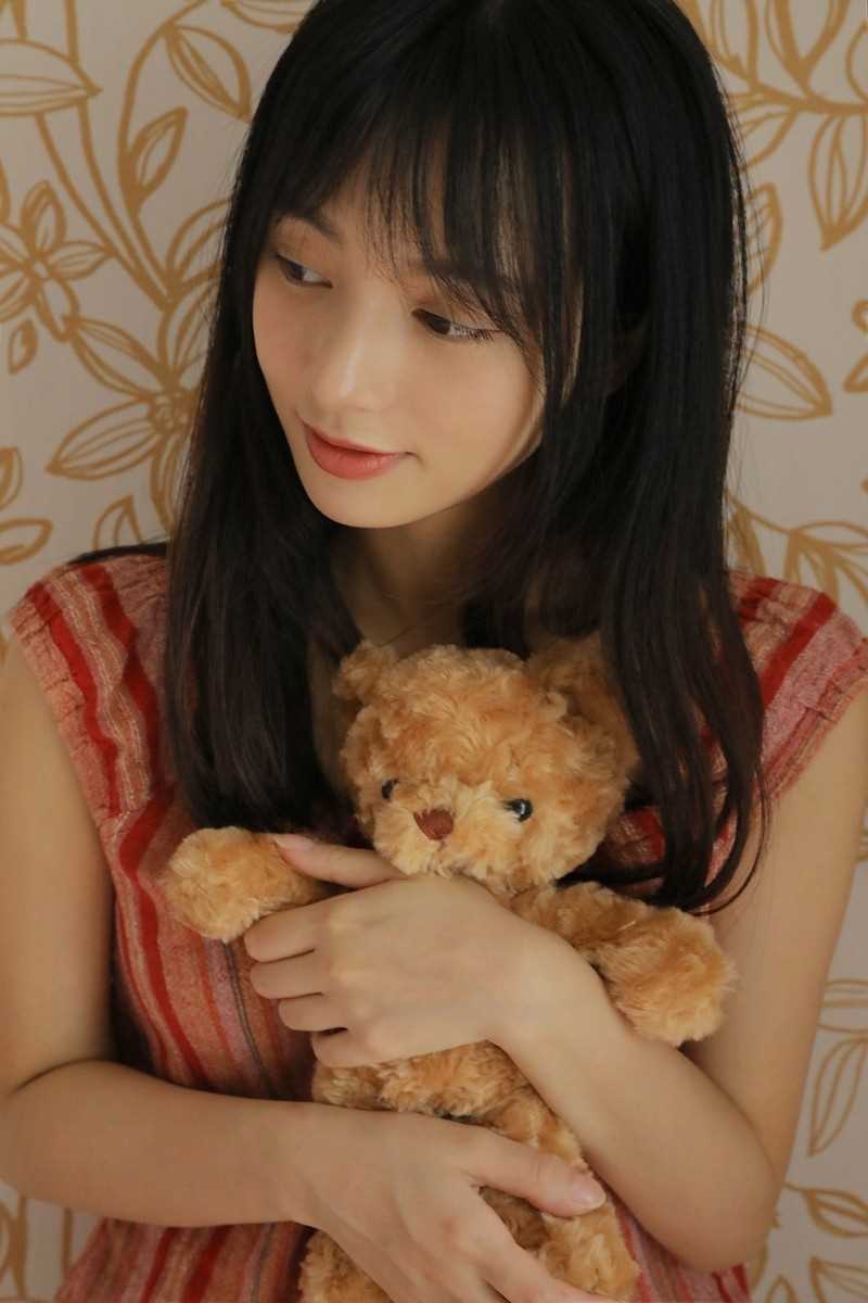 高清爱笑邻家女孩浓眉大眼素颜出镜气质清纯居家图集