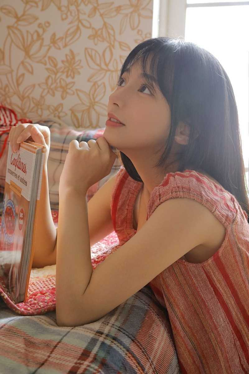 高清爱笑邻家女孩浓眉大眼素颜出镜气质清纯居家图集