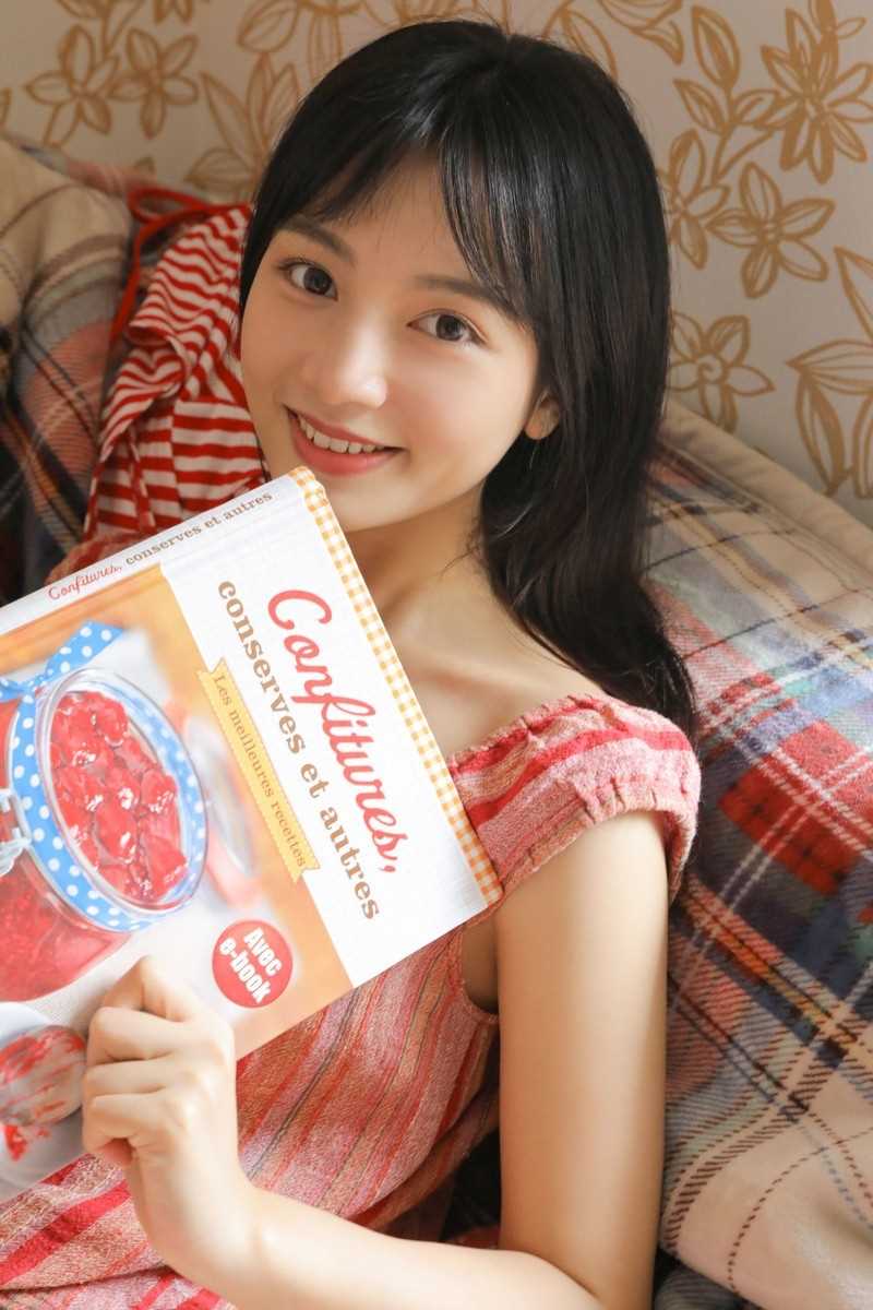 高清爱笑邻家女孩浓眉大眼素颜出镜气质清纯居家图集