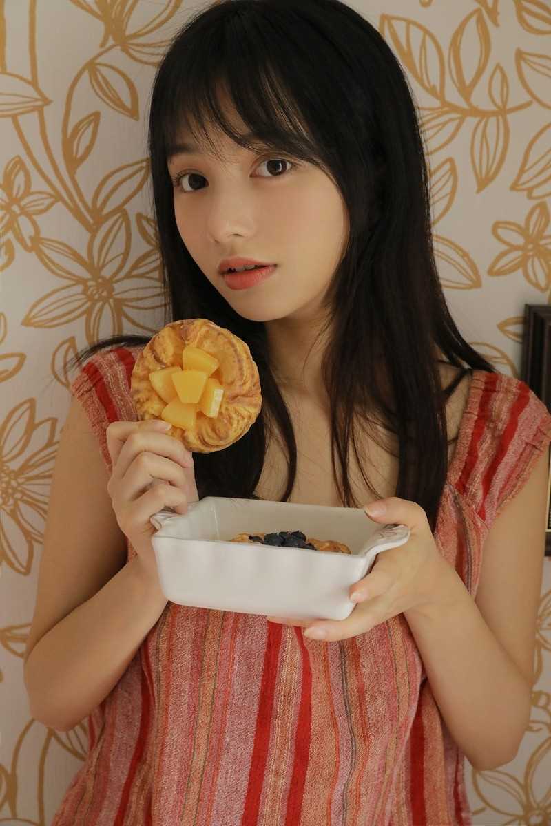 高清爱笑邻家女孩浓眉大眼素颜出镜气质清纯居家图集