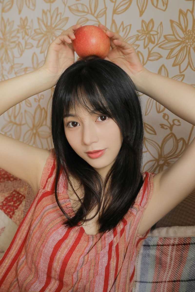 高清爱笑邻家女孩浓眉大眼素颜出镜气质清纯居家图集