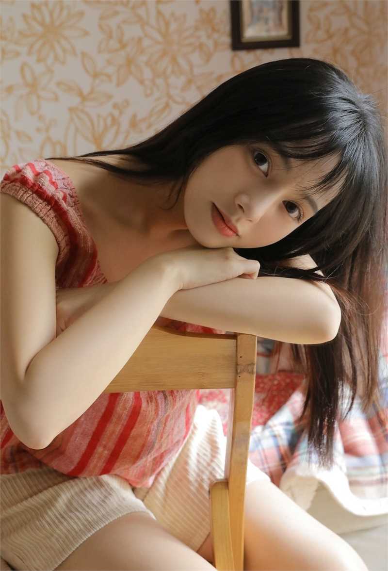 高清爱笑邻家女孩浓眉大眼素颜出镜气质清纯居家图集