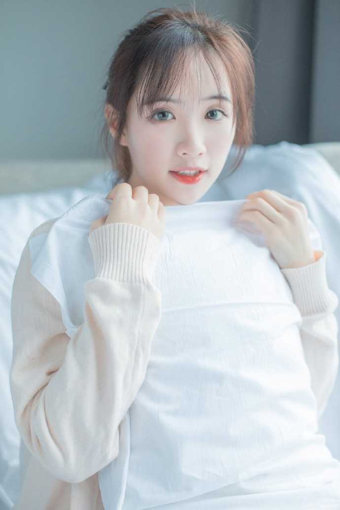 精选顶级美女尤物肌肤白皙迷人杏眼清纯诱人女生照片图册