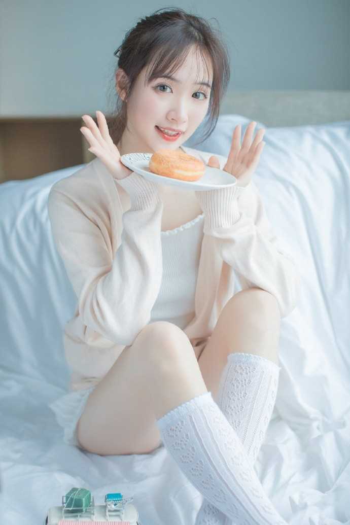 精选顶级美女尤物肌肤白皙迷人杏眼清纯诱人女生照片图册