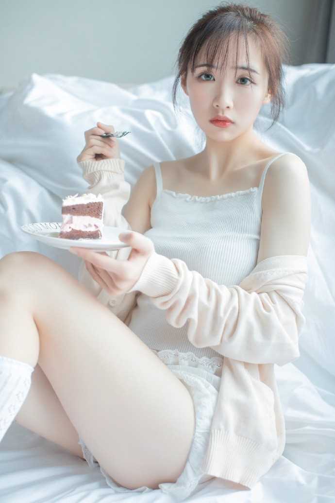 精选顶级美女尤物肌肤白皙迷人杏眼清纯诱人女生照片图册