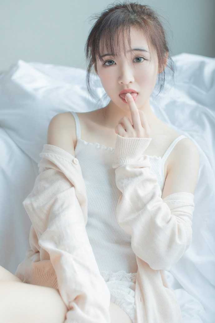 精选顶级美女尤物肌肤白皙迷人杏眼清纯诱人女生照片图册