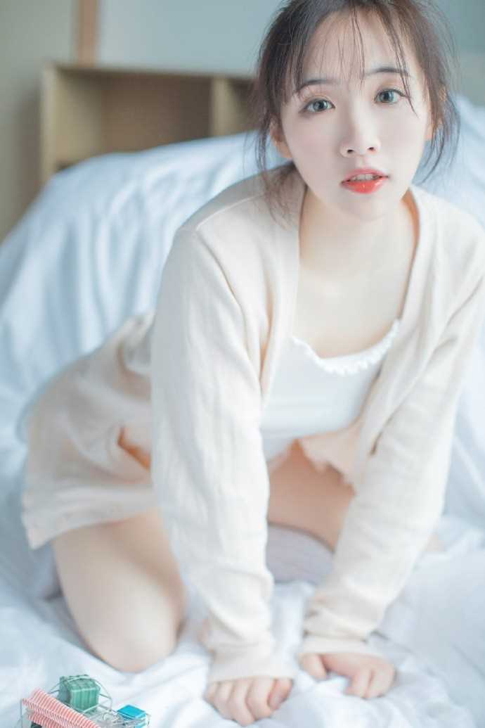 精选顶级美女尤物肌肤白皙迷人杏眼清纯诱人女生照片图册