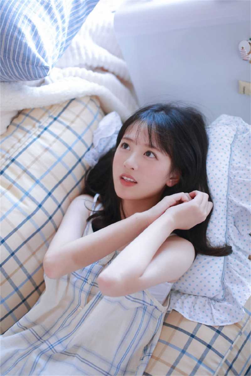 精选清纯又可爱的居家妹妹长发飘飘笑眼弯弯艺术图册