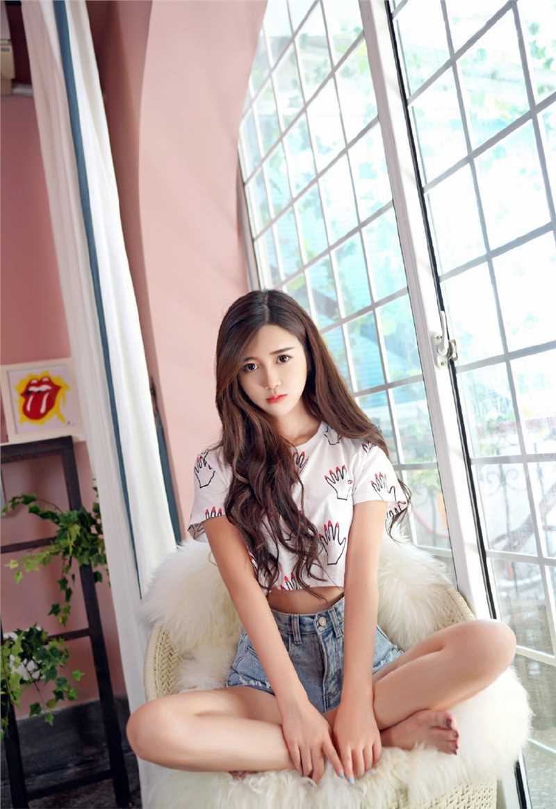 宅男女神牛仔热裤大长腿性感身材图片