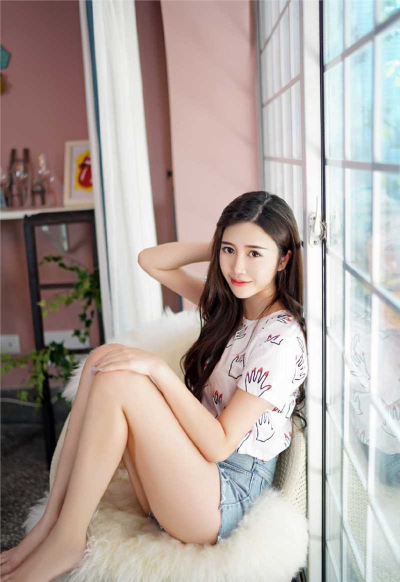 宅男女神牛仔热裤大长腿性感身材图片