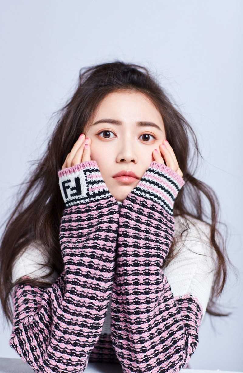 高清女明星陈钰琪披肩卷发时尚穿搭甜美俏皮街拍图集