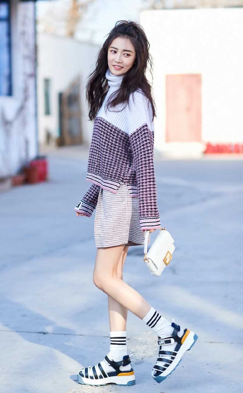 高清女明星陈钰琪披肩卷发时尚穿搭甜美俏皮街拍图集