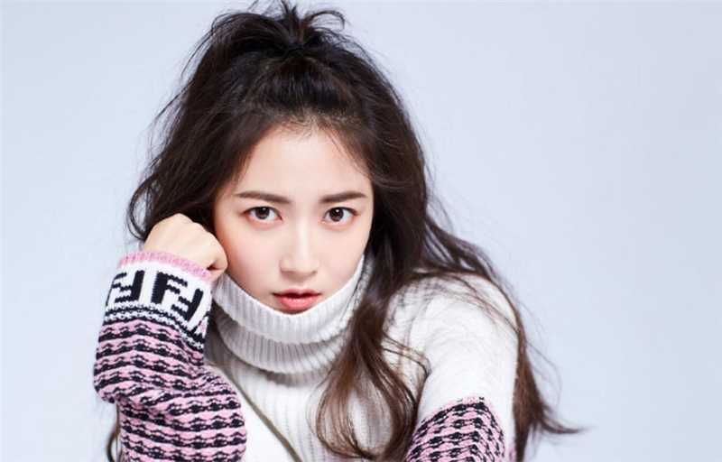 高清女明星陈钰琪披肩卷发时尚穿搭甜美俏皮街拍图集