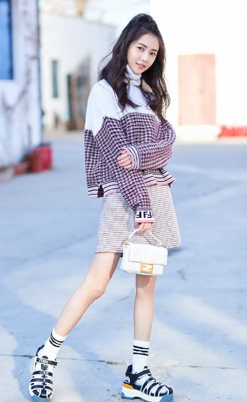 高清女明星陈钰琪披肩卷发时尚穿搭甜美俏皮街拍图集