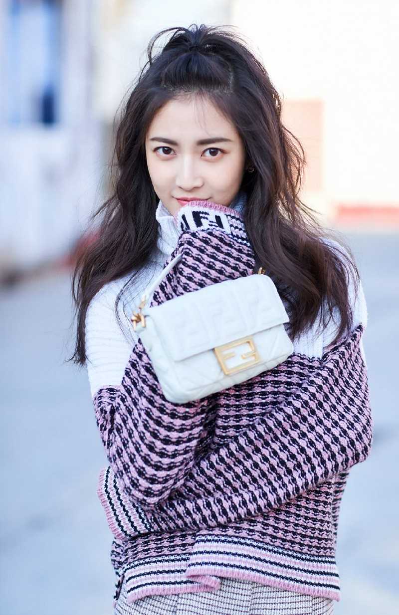 高清女明星陈钰琪披肩卷发时尚穿搭甜美俏皮街拍图集