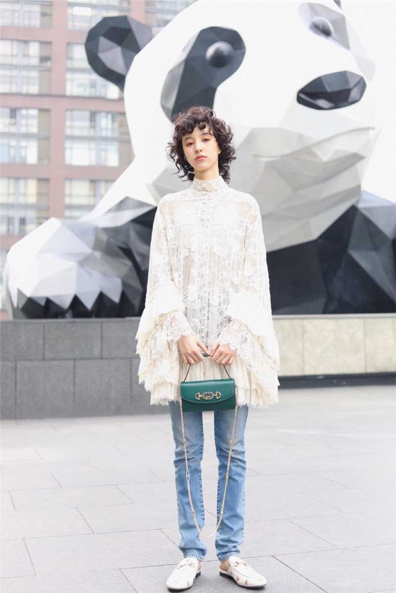 时尚美女王悦伊卷发迷人养眼长腿图片