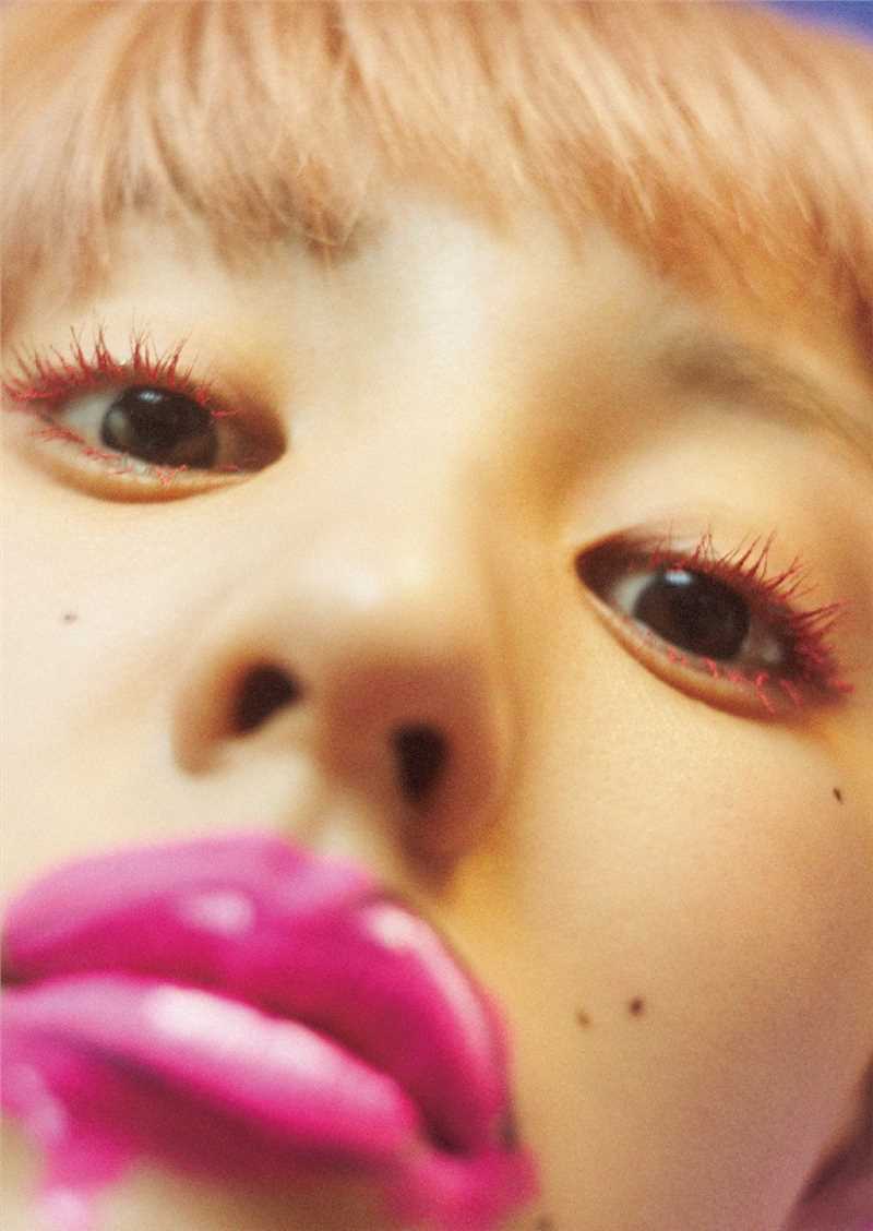 时尚美女王悦伊卷发迷人养眼长腿图片