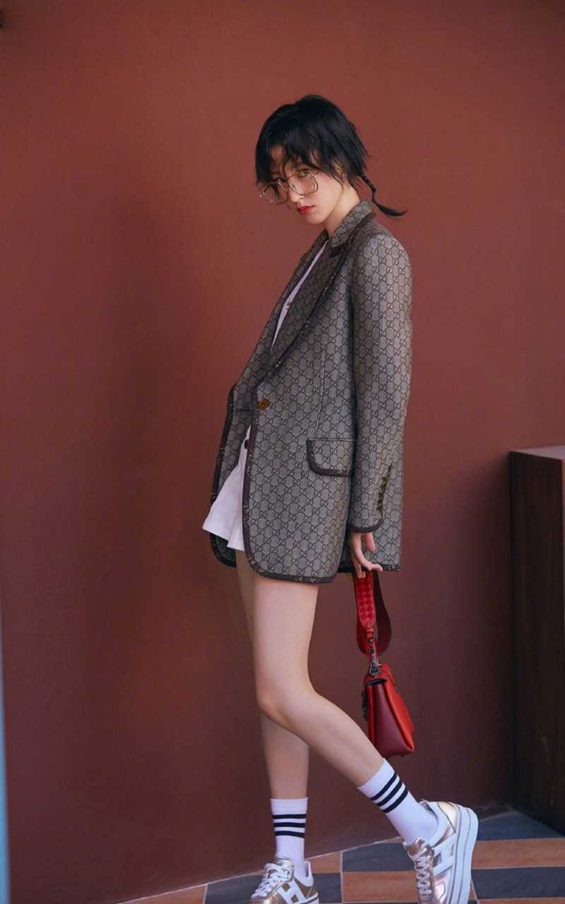 时尚美女王悦伊卷发迷人养眼长腿图片