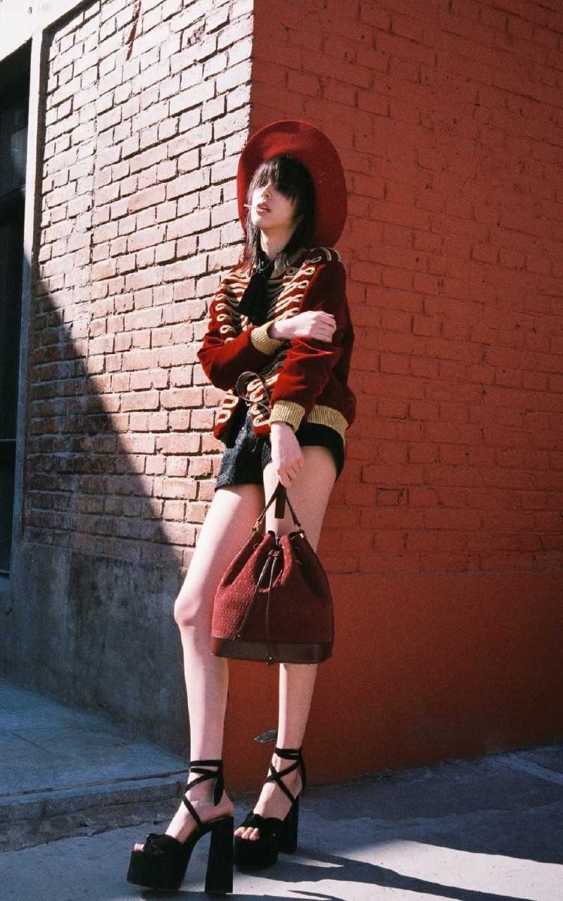 时尚美女王悦伊卷发迷人养眼长腿图片